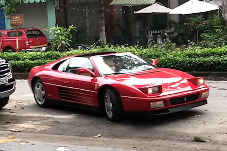 Sức mạnh này giúp Ferrari 328 GTS tạo ra công suất tối đa 270 mã lực và mô-men xoắn cực đại 313 Nm. Động cơ kết hợp cùng hộp số sàn 5 cấp, nhờ đó, siêu xe mui trần hơn 36 tuổi đời đang có mặt tại Việt Nam sẽ chỉ mất thời gian 5,8 giây để tăng tốc từ vị trí xuất phát lên 100 km/h, 0-160 km/h trong 13 giây trước khi đạt vận tốc tối đa 267 km/h.