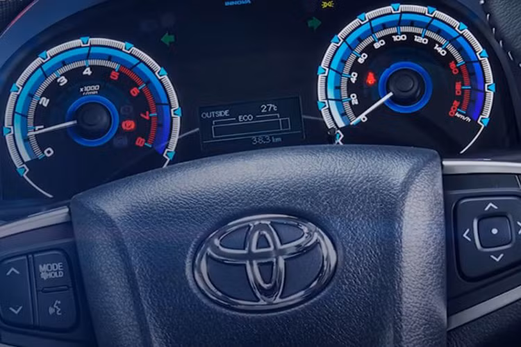 Theo những công bố trước đó, nội thất của chiếc xe MPV Toyota Innova EV chạy điện cũng có một số thay đổi. Xe được trang bị cụm đồng hồ riêng nhưng vẫn có đồng hồ vòng tua máy dù dùng động cơ điện.