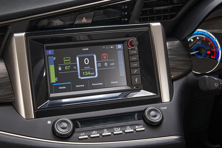 Màn hình thông tin giải trí hiển thị các thông tin cần thiết, bao gồm cả trạng thái của hệ thống truyền động điện (dung lượng pin, phạm vi hoạt động còn lại và công suất đầu ra hiện tại), tốc độ xe… Ghế ngồi bọc da màu sáng và có in huy hiệu “Innova EV” vào tựa đầu phía trước.