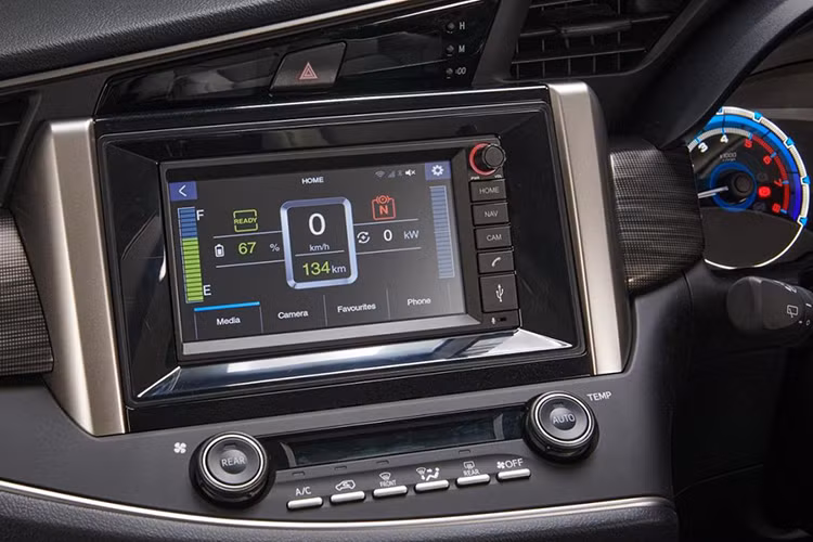 Màn hình thông tin giải trí hiển thị các thông tin cần thiết, bao gồm cả trạng thái của hệ thống truyền động điện (dung lượng pin, phạm vi hoạt động còn lại và công suất đầu ra hiện tại), tốc độ xe… Ghế ngồi bọc da màu sáng và có in huy hiệu “Innova EV” vào tựa đầu phía trước.