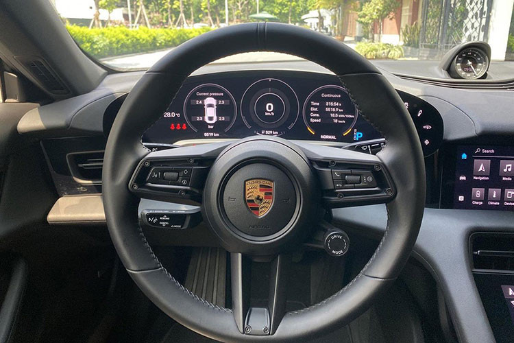 Ở bên trong, Taycan được trang bị nhiều màn hình cỡ lớn, gồm màn hình 16,8 inch cho người lái, màn hình thông tin giải trí cảm ứng 10,9 inch, màn hình 8,4 inch điều khiển điều hòa tại trung tâm.