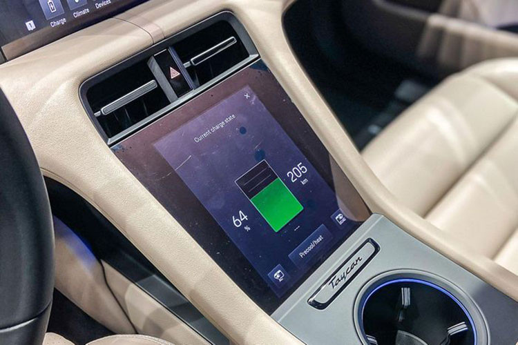 Màn hình 10,9 inch trước ghế phụ và màn hình cảm ứng 5,9 inch cho hàng ghế sau là các tùy chọn bổ sung. Porsche cũng cung cấp cho khách hàng nhiều tùy chọn ốp gỗ và bọc da cho nội thất.