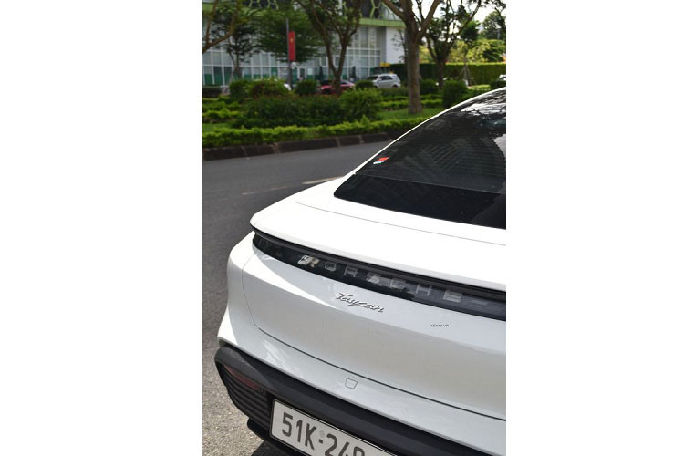 Chiếc Porsche Taycan trong bài được bắt gặp bên lề sự kiện âm nhạc Ravolution Music Festival. Xe mang ngoại thất màu trắng và đã ra biển số TP. HCM. Tại Việt Nam, giá xe Porsche Taycan tương ứng với 7 phiên bản bán ra từ 4,76 – 9,55 tỷ đồng.