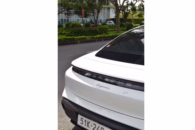 Chiếc Porsche Taycan trong bài được bắt gặp bên lề sự kiện âm nhạc Ravolution Music Festival. Xe mang ngoại thất màu trắng và đã ra biển số TP. HCM. Tại Việt Nam, giá xe Porsche Taycan tương ứng với 7 phiên bản bán ra từ 4,76 – 9,55 tỷ đồng.