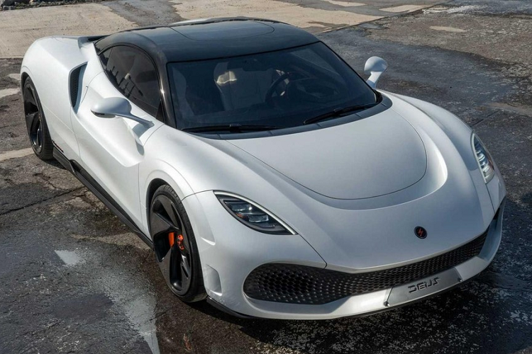 Theo nhà sản xuất, siêu xe điện Deus Vayanne sẽ có cạnh tranh với những hypercar khác như Rimac Nevera với tốc độ tối đa dự tính 400 km/h và khả năng gia tốc từ 0-100 km/h trong dưới 2 giây. Nếu bạn là một tỷ phú đang mong chờ Lotus Evija, Pininfarina Battista, hoặc Rimac Nevera, vậy thì bạn có thể bổ sung mẫu hypercar gốc Áo này vào danh sách của mình. Với những tuyên bố trước mắt, Vayanne cho thấy nó “ăn đứt” các đối thủ về mặt công suất, và ngang ngửa về hiệu suất vận hành.