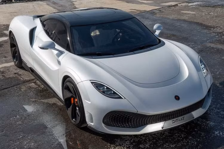 Theo nhà sản xuất, siêu xe điện Deus Vayanne sẽ có cạnh tranh với những hypercar khác như Rimac Nevera với tốc độ tối đa dự tính 400 km/h và khả năng gia tốc từ 0-100 km/h trong dưới 2 giây. Nếu bạn là một tỷ phú đang mong chờ Lotus Evija, Pininfarina Battista, hoặc Rimac Nevera, vậy thì bạn có thể bổ sung mẫu hypercar gốc Áo này vào danh sách của mình. Với những tuyên bố trước mắt, Vayanne cho thấy nó “ăn đứt” các đối thủ về mặt công suất, và ngang ngửa về hiệu suất vận hành.