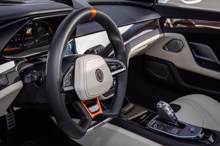 Những chiếc xe từ các công ty khởi nghiệp như Deus thường có diện mạo trông giống như một mớ hỗn hợp các bộ phận của nhiều nhà sản xuất ô tô khác nhau, nhưng ở trường hợp của Vayanne, đa số chi tiết đều có vẻ được làm riêng.