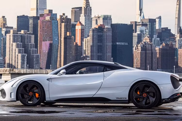 Deus Automobiles không chia sẻ nhiều về hệ thống mô tơ điện của Vayanne nhưng đề cập rằng khung gầm EVX linh hoạt được phát triển với sự trợ giúp từ Williams Advanced Engineering và studio thiết kế nổi tiếng Italdesign. Cả thiết kế phía trước và phía sau của xe đều giống với vòng lặp vô cực, khác biệt mọi chiếc hypercar mà chúng ta từng thấy trước đây. Đây là hình dạng hoàn hảo để cung cấp luồng không khí cho hệ thống làm mát, và phù hợp với các mục tiêu thiết kế của công ty.