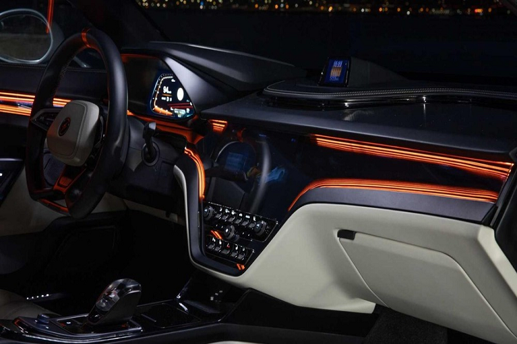 Nội thất của xe đi theo hướng tối giản, có hai chỗ ngồi với cụm đồng hồ đo kỹ thuật số khá lớn, còn màn hình cảm ứng trung tâm lại được tích hợp vào mặt táp lô với nhiều nút bấm phía dưới. Deus nói rằng da của cabin đã được xử lý và sản xuất bằng các giải pháp bền vững không sinh ra chất thải.