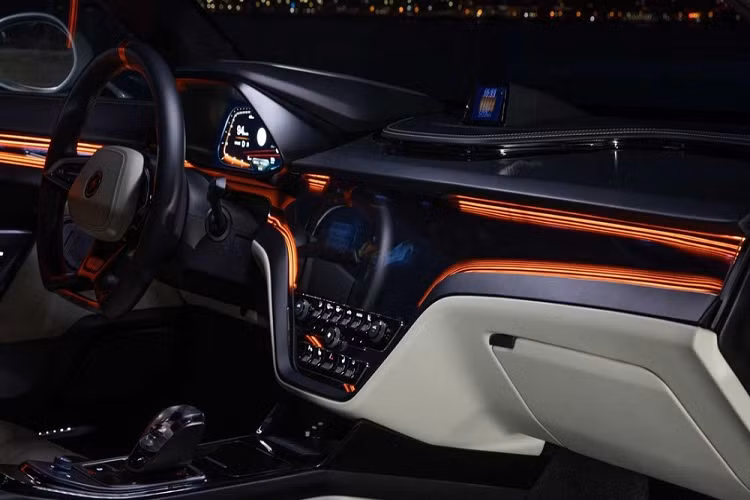 Nội thất của xe đi theo hướng tối giản, có hai chỗ ngồi với cụm đồng hồ đo kỹ thuật số khá lớn, còn màn hình cảm ứng trung tâm lại được tích hợp vào mặt táp lô với nhiều nút bấm phía dưới. Deus nói rằng da của cabin đã được xử lý và sản xuất bằng các giải pháp bền vững không sinh ra chất thải.