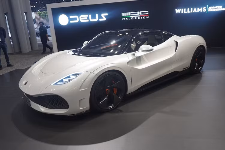 Chiếc xe được trưng bày tại hội trường triển lãm có tông màu đen và trắng đại diện cho "năng lượng tổng hợp giữa sự tinh khiết, hoàn hảo, vẻ đẹp, và sự tự nhiên" cùng với "sự tao nhã, công nghệ và tiên phong."