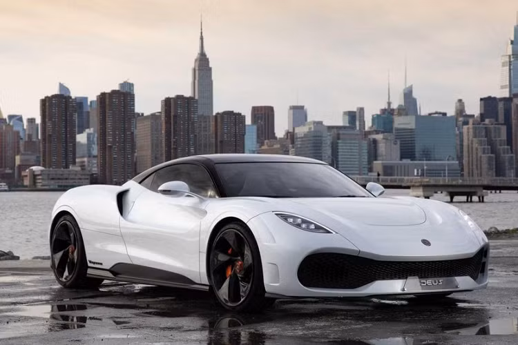 Tại Triển lãm Ô tô New York 2022, Deus Automobiles là một cái tên xa lạ đến từ nước Áo, nhưng đã nhanh chóng tạo được chú ý khi giới thiệu một mẫu hypercar chạy điện hoàn toàn với công suất dự tính khiến người nghe kinh hoàng toàn tập. Được đặt tên là Deus Vayanne hoàn toàn mới, mẫu hypercar chạy điện mới tính này sẽ có công suất lên tới 2.200 mã lực và 2.000 Nm mô-men xoắn cực đại.
