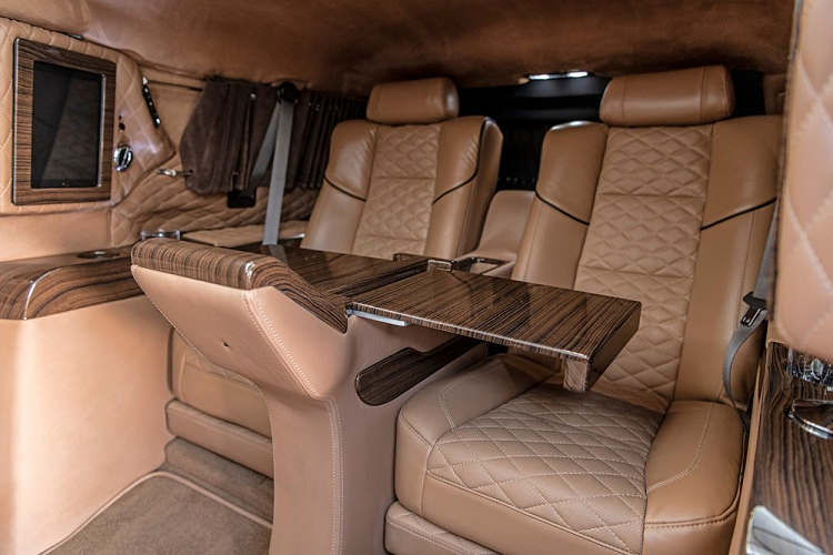 Bởi vì chiếc SUV bọc giáp sang trọng này sẽ được sử dụng để chở khách VIP đi xung quanh, người mua cũng có thể tùy chọn thêm gói nội thất cấp cao cấp.