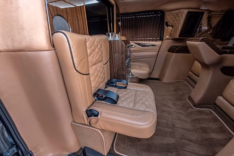 Gói trang bị nội thất sẽ cộng thêm khoảng 75.000 USD vào giá bán, và đổi lại, bạn sẽ nhận được một tấm đệm trần bằng chất liệu Alcantara, da tùy chỉnh thủ công, và hai chiếc ghế độc lập lớn tùy chỉnh với chức năng sưởi, thông gió, và mát-xa.