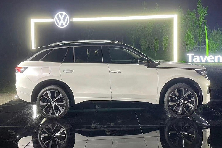 Ở phiên bản thường, xe sẽ được trang bị đèn sương mù trước hình tứ giác ở hai góc cản trước. Phía dưới là hốc gió trung tâm hình thang rộng. Trong khi đó, bản R-Line thể thao được trang bị hốc đèn sương mù trước nối liền với nhau, nằm vắt ngang trên đầu xe, và hốc gió trung tâm với mắt lưới thể thao hơn.