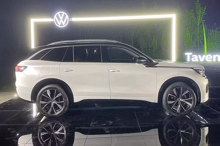 Ở phiên bản thường, xe sẽ được trang bị đèn sương mù trước hình tứ giác ở hai góc cản trước. Phía dưới là hốc gió trung tâm hình thang rộng. Trong khi đó, bản R-Line thể thao được trang bị hốc đèn sương mù trước nối liền với nhau, nằm vắt ngang trên đầu xe, và hốc gió trung tâm với mắt lưới thể thao hơn.