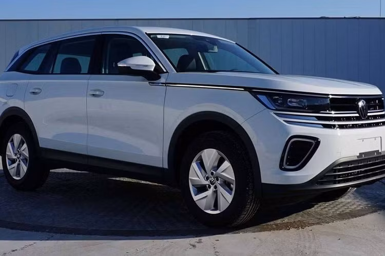 Ngoài kích thước lớn, Tavendor 2023 còn sở hữu phong cách thiết kế quen thuộc của thương hiệu Volkswagen. Điều này được thể hiện qua thiết kế đầu xe với lưới tản nhiệt không viền, kẹp giữa 2 đèn pha LED. Nằm giữa lưới tản nhiệt là logo phát sáng của thương hiệu Đức.