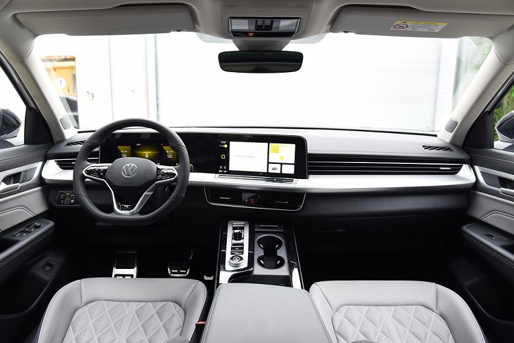 Bên sườn, Volkswagen Tavendor 2023 đi kèm kính cửa sổ khá hẹp và đường chân kính chếch lên ở cột D. Các cột của xe đều được sơn màu đen nhằm tạo hiệu ứng nóc "lơ lửng" cho mẫu SUV cỡ lớn này. Thêm vào đó là tay nắm cửa tích hợp đèn và 4 loại vành la-zăng với thiết kế thay đổi theo phiên bản.