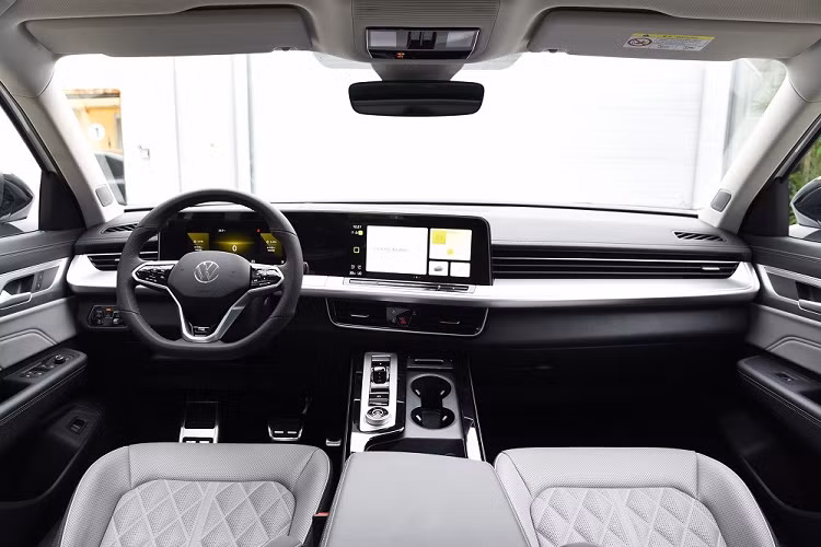 Bên sườn, Volkswagen Tavendor 2023 đi kèm kính cửa sổ khá hẹp và đường chân kính chếch lên ở cột D. Các cột của xe đều được sơn màu đen nhằm tạo hiệu ứng nóc "lơ lửng" cho mẫu SUV cỡ lớn này. Thêm vào đó là tay nắm cửa tích hợp đèn và 4 loại vành la-zăng với thiết kế thay đổi theo phiên bản.