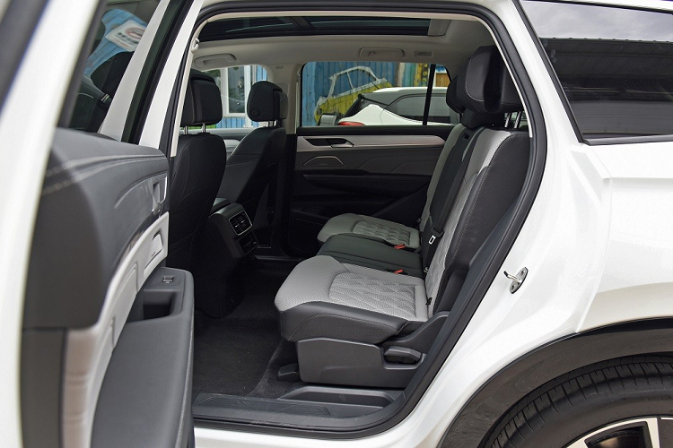 Đằng sau Volkswagen Tavendor 2023 xuất hiện cụm đèn hậu màu tối và nối liền với nhau khiến khu vực đuôi xe trông "nở hậu" hơn. Cửa cốp của xe được thiết kế khá vuông vức và thẳng đứng. Bên dưới còn có 2 đầu ống xả giả hình chữ nhật nằm trong ốp màu đen bóng ở bản R-Line và màu bạc ở bản thường.