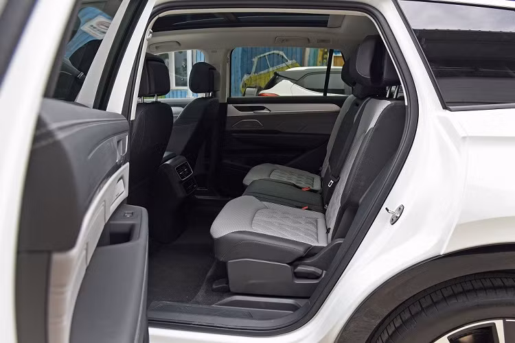 Đằng sau Volkswagen Tavendor 2023 xuất hiện cụm đèn hậu màu tối và nối liền với nhau khiến khu vực đuôi xe trông "nở hậu" hơn. Cửa cốp của xe được thiết kế khá vuông vức và thẳng đứng. Bên dưới còn có 2 đầu ống xả giả hình chữ nhật nằm trong ốp màu đen bóng ở bản R-Line và màu bạc ở bản thường.