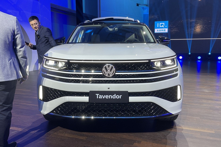 Ngoài ra, Volkswagen Tavendor 2023 còn có dải đèn LED định vị ban ngày nằm vắt ngang trên đỉnh lưới tản nhiệt, kéo dài sang hai bên, đến hết chắn bùn trước. Bên dưới lưới tản nhiệt là có 2 hốc gió hẹp khiến phần đầu xe như rộng hơn. Riêng thiết kế cản trước của Volkswagen Tavendor 2023 sẽ có thiết kế thay đổi theo phiên bản.
