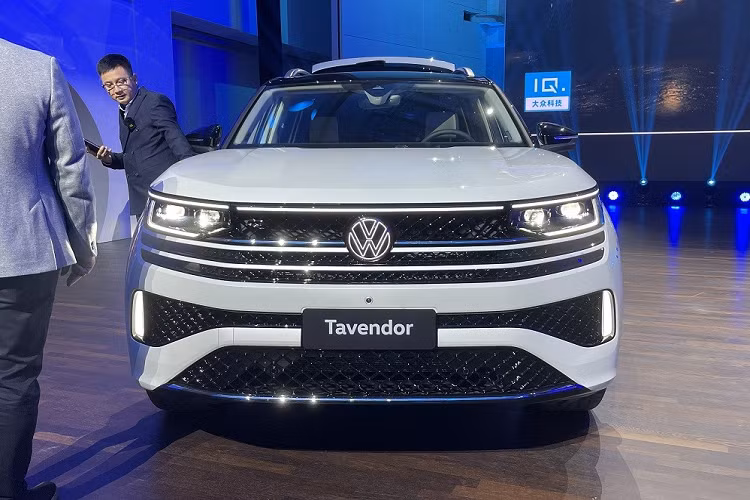Ngoài ra, Volkswagen Tavendor 2023 còn có dải đèn LED định vị ban ngày nằm vắt ngang trên đỉnh lưới tản nhiệt, kéo dài sang hai bên, đến hết chắn bùn trước. Bên dưới lưới tản nhiệt là có 2 hốc gió hẹp khiến phần đầu xe như rộng hơn. Riêng thiết kế cản trước của Volkswagen Tavendor 2023 sẽ có thiết kế thay đổi theo phiên bản.