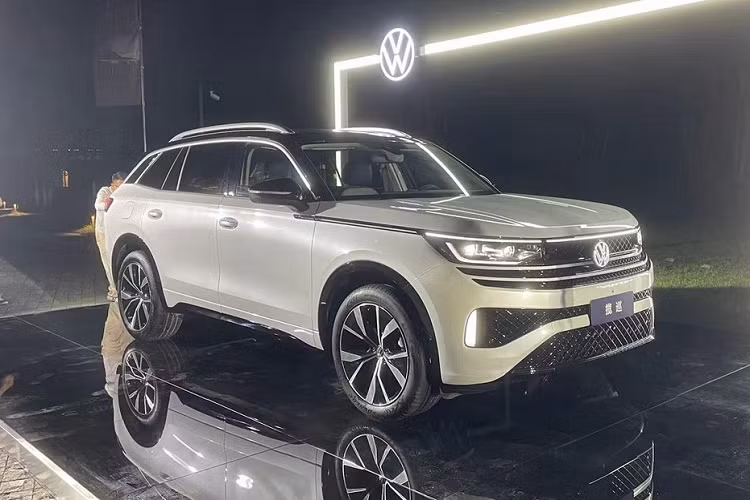 Chưa hết, Volkswagen Tavendor 2023 còn có màn hình cong đặt nổi trên mặt táp-lô. Màn hình này là sự kết hợp của bảng đồng hồ kỹ thuật số và màn hình cảm ứng trung tâm.