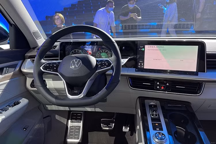 Với kích thước lớn, Volkswagen Tavendor 2023 mang đến không gian nội thất 5 chỗ rộng rãi cho người dùng. Bên trong mẫu SUV mới này có những điểm nhấn thu hút sự chú ý như ghế bọc da khâu quả trám sang trọng, vô lăng vát đáy thể thao, tích hợp phím chức năng, cửa gió điều hòa kéo dài trên mặt táp-lô, cần số điện tử nhỏ gọn và hệ thống điều hòa chỉnh bằng màn hình cảm ứng