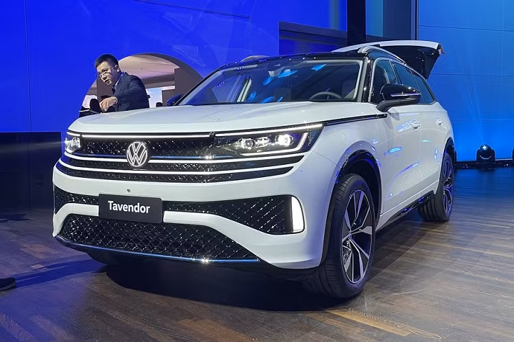 Được phát triển dựa trên cơ sở gầm bệ MQB quen thuộc của hãng Volkswagen, mẫu SUV mới này sở hữu chiều dài 4.936 mm, chiều rộng 2.015 mm, chiều cao 1.756 mm hoặc 1.767 mm và chiều dài cơ sở 2.980 mm. Như vậy, mẫu xe SUV Volkswagen Tavendor 2023 sẽ là đối thủ của Ford Explorer và Hyundai Palisade.