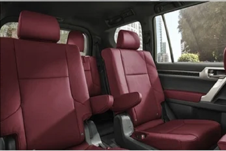 Không gian nội thất của Lexus GX Black Line Edition cũng sẽ được làm mới với ghế ngồi bọc da Nuluxe màu đỏ Boulder, tương phản với lót trần tối màu. Ngoài ra, các chi tiết ốp nội thất cũng sẽ sử dụng chất liệu gỗ tần bì đen mờ, cũng như các chi tiết bọc da thêu chỉ màu xám. 