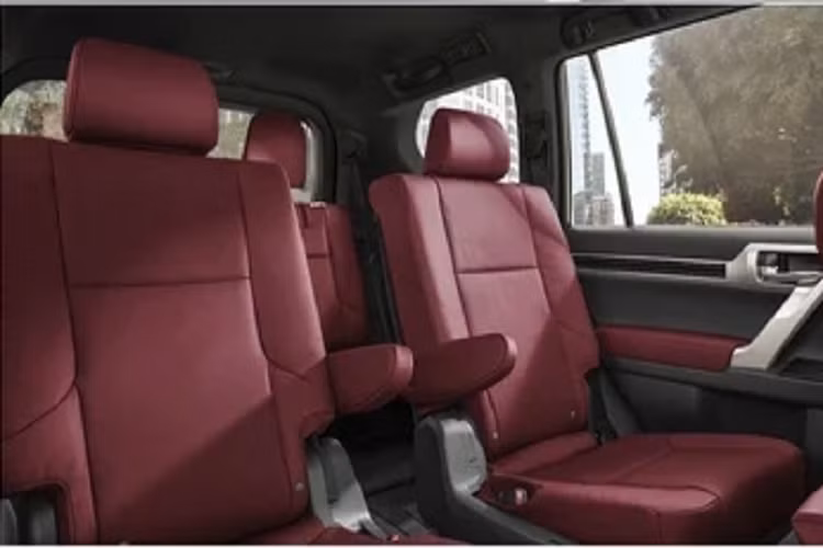 Không gian nội thất của Lexus GX Black Line Edition cũng sẽ được làm mới với ghế ngồi bọc da Nuluxe màu đỏ Boulder, tương phản với lót trần tối màu. Ngoài ra, các chi tiết ốp nội thất cũng sẽ sử dụng chất liệu gỗ tần bì đen mờ, cũng như các chi tiết bọc da thêu chỉ màu xám. 