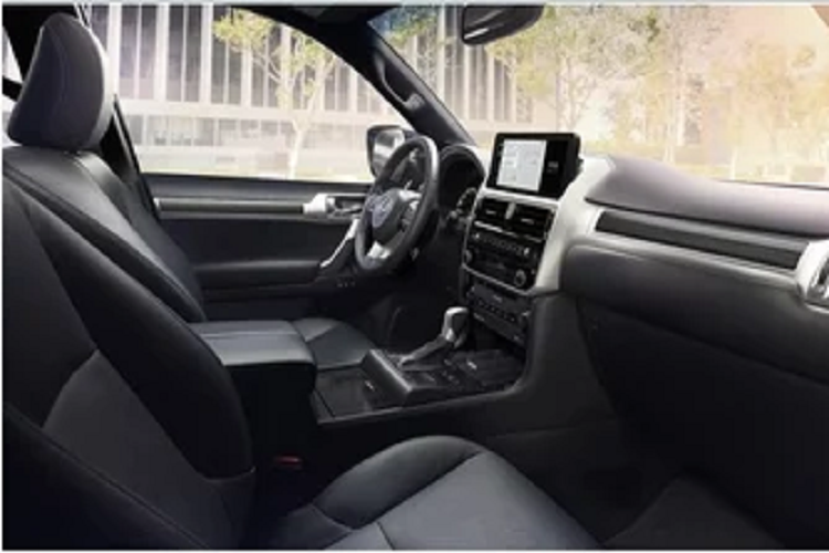 Ngoại thất của Lexus GX Black Line Edition đặc biệt cũng có một số điểm nhấn sơn màu khói như lưới tản nhiệt và ốp đèn hậu. La-zăng 18 inch cũng sẽ được sơn đen bóng, cùng với đuôi lướt gió thể thao và ăng ten dạng vây cá trên nóc xe.