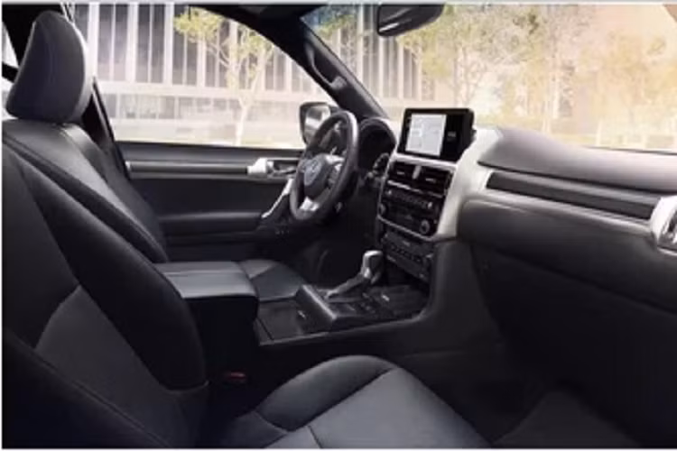 Ngoại thất của Lexus GX Black Line Edition đặc biệt cũng có một số điểm nhấn sơn màu khói như lưới tản nhiệt và ốp đèn hậu. La-zăng 18 inch cũng sẽ được sơn đen bóng, cùng với đuôi lướt gió thể thao và ăng ten dạng vây cá trên nóc xe.