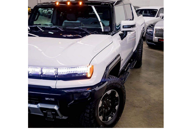 Nếu muốn mua một chiếc bán tải Hummer EV 2022 hàng sẵn hiện tại, khách hàng ở Mỹ sẽ phải bỏ ra khoảng 220.000 USD - 300.000 USD (khoảng 5,14 - 7 tỷ đồng) tùy option và tình trạng xe.