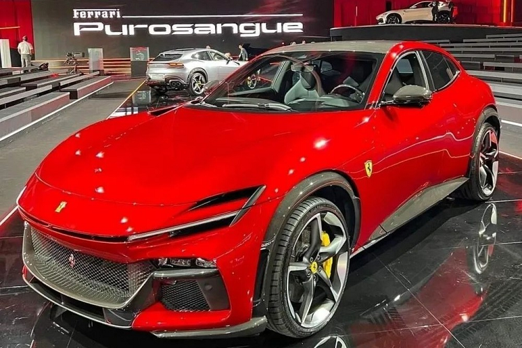 Vào háng 9/2022, hãng siêu xe Ferrari đã vén màn chiếc xe SUV đầu tiên của mình mang tên gọi là Purosangue, dù không thừa nhận Ferrari Purosangue 2023 mới là xe SUV và không cạnh tranh với Urus của Lamborghini cũng như DBX707 đến từ nhà Aston Martin nhưng thực tế, ai cũng muốn đặt bộ 3 này lên bàn cân so sánh.