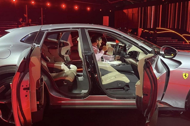 Tại thời điểm đó, ngoài sức mạnh vượt trội, siêu SUV Ferrari Purosangue khi được sử dụng động cơ V12, dung tích tận 6.5 lít, lớn hơn rất nhiều so với trái tim V8, dung tích 4.0 lít của Lamborghini Urus hay sau này là Urus S và Urus Performante cũng như Aston Martin DBX707, thì điều giới truyền thông quan tâm là giá bán chính xác của xe Ferrari Purosangue ra sao.