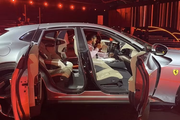 Tại thời điểm đó, ngoài sức mạnh vượt trội, siêu SUV Ferrari Purosangue khi được sử dụng động cơ V12, dung tích tận 6.5 lít, lớn hơn rất nhiều so với trái tim V8, dung tích 4.0 lít của Lamborghini Urus hay sau này là Urus S và Urus Performante cũng như Aston Martin DBX707, thì điều giới truyền thông quan tâm là giá bán chính xác của xe Ferrari Purosangue ra sao.