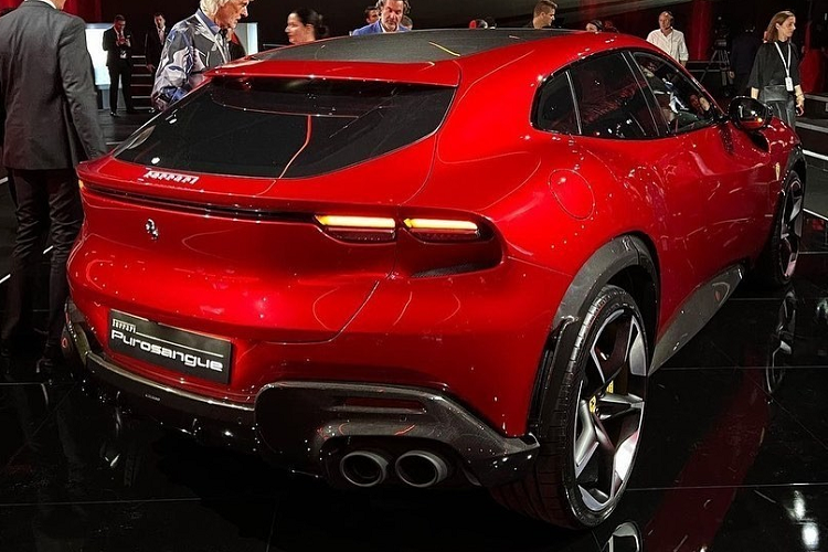 Mãi đến nay, sau gần 2 tháng giới thiệu siêu SUV Purosangue, hãng xe Ferrari mới chịu công bố giá bán của xe ở thị trường Anh. Theo đó, khách hàng ở đây phải chi ra từ 313.120 bảng Anh, tương đương 379.658 đô la hay 9,4 tỷ đồng, thấp hơn so với giá xe Ferrari Purosangue dự kiến trước đó.
