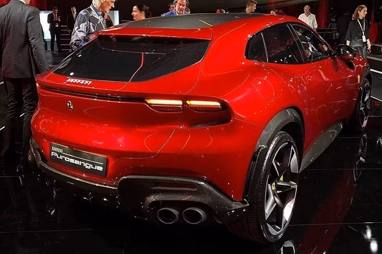 Mãi đến nay, sau gần 2 tháng giới thiệu siêu SUV Purosangue, hãng xe Ferrari mới chịu công bố giá bán của xe ở thị trường Anh. Theo đó, khách hàng ở đây phải chi ra từ 313.120 bảng Anh, tương đương 379.658 đô la hay 9,4 tỷ đồng, thấp hơn so với giá xe Ferrari Purosangue dự kiến trước đó.