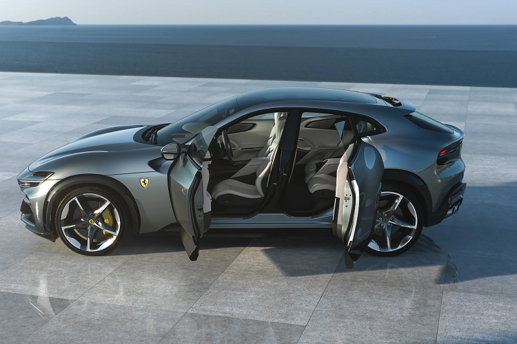 Cũng nên nhớ rằng thực tế rất hiếm trường hợp nào dành cho khách hàng của Purosangue sẽ được bán dưới dạng mẫu cơ bản, tức không có tùy chọn gì thêm, thay vào đó, chủ sở hữu xe Ferrari khi được ưu tiên mua trước đều có xu hướng chi thêm hàng nghìn thậm chí là chục nghìn đô la cho các tính năng tùy chọn của hãng.