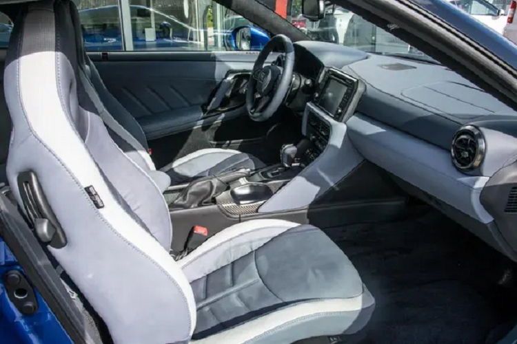 Phiên bản này còn được trang bị hệ thống treo được làm mới, phanh Brembo carbon-ceramic và thân xe ốp carbon. Nissan đã phải ngưng phân phối mẫu xe này tại một số thị trường như Úc và Châu Âu vì không thể đáp ứng các tiêu chuẩn về khí thải và tiếng ồn.