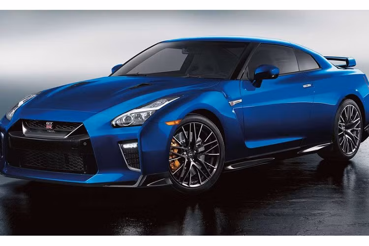 Mới đây, Nissan đã ra mắt GT-R phiên bản 2023 với mức giá bán tăng nhẹ 200 USD (khoảng 4,8 triệu đồng). Xe vẫn được phân phối với 2 phiên bản bao gồm Premium và Nismo. Phiên bản Premium tiếp tục sử dụng động cơ tăng áp kép 3,8 lít V6 công suất 565 mã lực và mô-men xoắn 633 Nm.