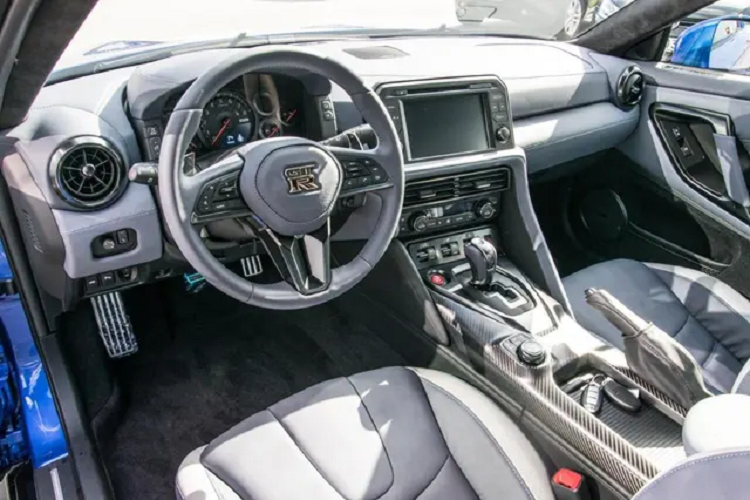 Sức mạnh được truyền tới các bánh xe thông qua hộp số ly hợp kép 6 cấp và hệ dẫn động AWD. Phiên bản Nismo vẫn sử dụng khối động cơ tương tự nhưng được bổ sung bộ tăng áp GT3-spec, giúp tăng công suất lên 600 mã lực và 652 Nm.