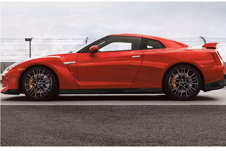 Thế hệ hiện tại của Nissan GT-R đã có mặt trên thị trường hơn một thập kỷ, kể từ lần đầu tiên ra mắt tại Mỹ vào năm 2009. Trong những năm qua, GT-R đã nhận được vô số các bản cập nhật và phiên bản đặc biệt nhưng hãng chưa từng lên tiếng xác nhận xem khi nào Nissan GT-R hoàn toàn mới xuất hiện.