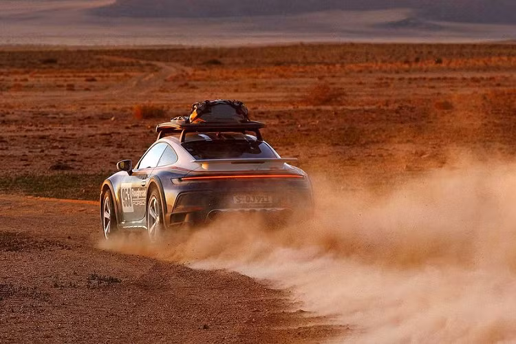 Khi bật chế độ Rallye, phần lớn lực kéo sẽ truyền đến trục sau, đồng thời khoảng sáng gầm được nâng lên giúp xe dễ dàng vượt qua những đoạn đường gồ ghề. Porsche 911 Dakar được trang bị tiêu chuẩn cánh lướt gió carbon, giúp tăng lực ép xuống mặt đường.