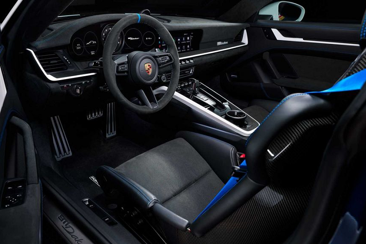 Về động cơ, xe sử dụng máy xăng 6 xi-lanh 3.0 lít tăng áp kép tạo ra công suất 473 mã lực. Sức mạnh truyền đi thông qua hộp số PDK 8 cấp và hệ dẫn động 4 bánh toàn thời gian. Đặc biệt, Porsche 911 Dakar được bổ sung chế độ lái Rallye.