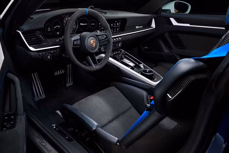 Về động cơ, xe sử dụng máy xăng 6 xi-lanh 3.0 lít tăng áp kép tạo ra công suất 473 mã lực. Sức mạnh truyền đi thông qua hộp số PDK 8 cấp và hệ dẫn động 4 bánh toàn thời gian. Đặc biệt, Porsche 911 Dakar được bổ sung chế độ lái Rallye.