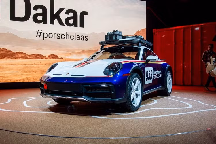  Porsche 911 Dakar 2023 mới được phát triển dựa trên nền tảng của 911 Carrera tiêu chuẩn nhưng được nâng cấp để di chuyển trên nhiều dạng địa hình đặc thù.