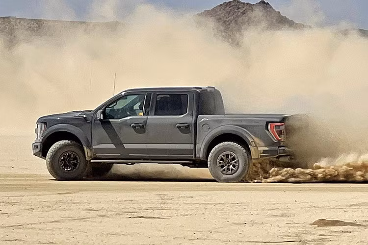 Chính vì vậy, Ford F-150 Raptor R 2023 dùng động cơ V8 5.2L siêu nạp sẽ mang công suất không kém cạnh “người anh em” Shelby GT500. Và có thể nói rằng, Ford F-150 Raptor R 2023 mạnh đâu đó khoảng 750 mã lực đã có thể “đánh bại” được RAM 1500 TRX mạnh 702 mã lực.